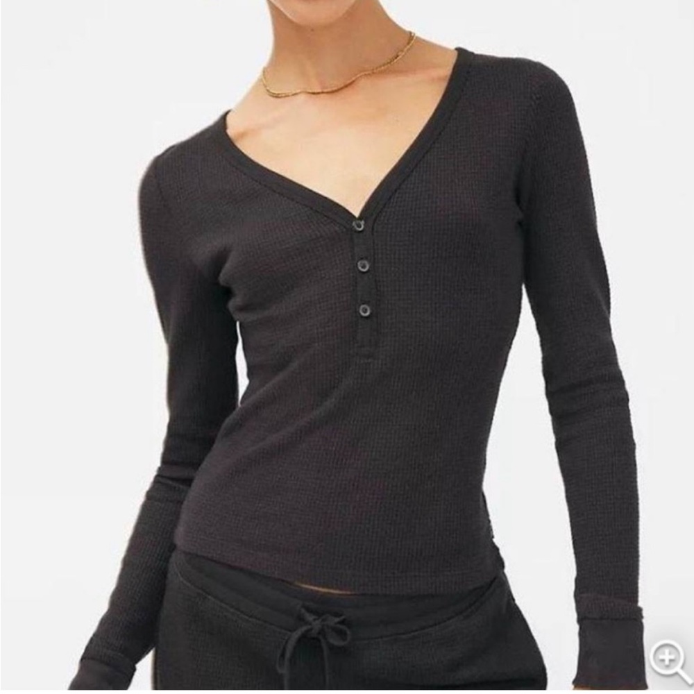 Aritzia TNA Waffle Henley. Black Size Small. Great Condition V Neck.